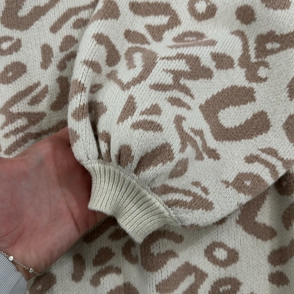 Cheetah Sweater - Picture 3 of 3